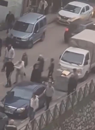 Bursa&rsquo;da yol ortasında kavga trafiği kilitledi
