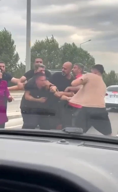 Bursa’da yol verme kavgası kamerada: Vatandaşlar zor ayırdı
