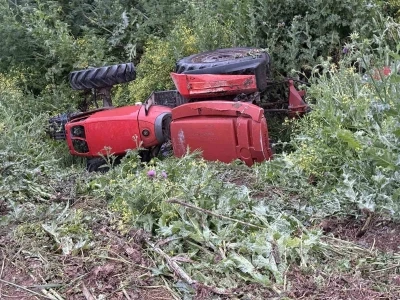 Bursa&rsquo;da y&uuml;rek yakan kaza...Devrilen trakt&ouml;r&uuml;n s&uuml;r&uuml;c&uuml;s&uuml; &ouml;ld&uuml;
