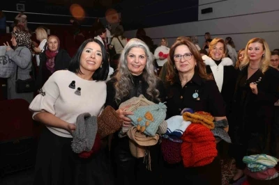 Bursa&rsquo;da y&uuml;zlerce kadın aynı anda iyilik i&ccedil;in ilmek attı
