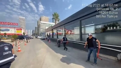 Bursa’da zabıta dakikalar içinde kaldırım ve sokakları böyle temizledi
