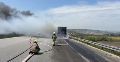 Bursa gişelerde yanan tır k&uuml;le d&ouml;nd&uuml;
