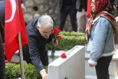 Bursa protokol&uuml;nden Pınarbaşı Şehitliği&rsquo;ne anlamlı ziyaret
