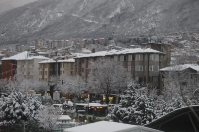 Bursa sabaha beyaz &ouml;rt&uuml;yle uyandı..Ulaşımda aksamalar yaşandı
