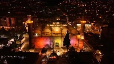 Bursa Ulu Cami&rsquo;de Ramazan mahyası: "Kul hakkından sakın"
