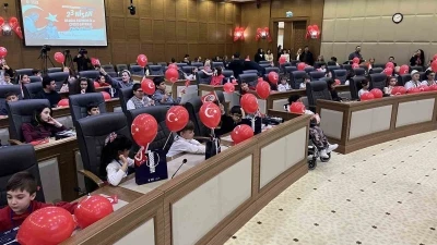 Bursalı &ccedil;ocuklar başkanlık ve meclis &uuml;yeliği koltuklarını devraldı
