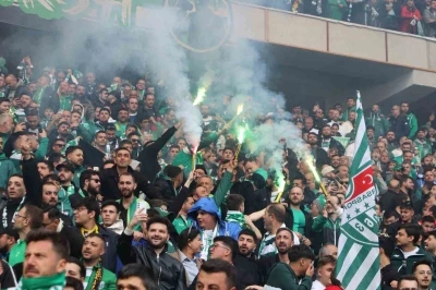 Bursaspor taraftarı Eskişehir trib&uuml;nlerinde renkli g&ouml;r&uuml;nt&uuml;ler oluşturdu

