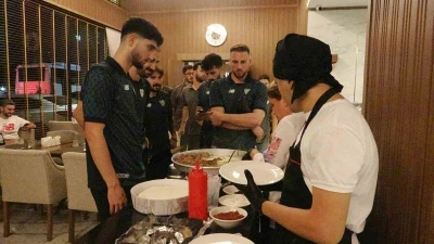 Bursasporlu oyuncular galibiyeti tantuni yiyerek kutladı
