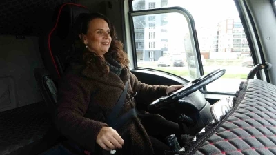 B&uuml;y&uuml;k ara&ccedil;lara k&uuml;&ccedil;&uuml;kl&uuml;ğ&uuml;nden beri hayranlık duyan Buket, 3 yıldır ağır vasıta eğitmenliği yapıyor

