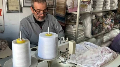 B&uuml;y&uuml;k dedesinden miras yorgancılığı devam ettiriyor
