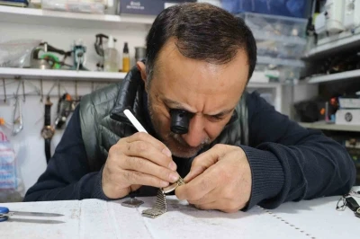 B&uuml;y&uuml;k mekanizmadan kol saatlerine saat&ccedil;ilik mesleğinin sabır isteyen yolculuğu
