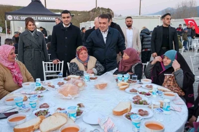 B&uuml;y&uuml;k yangın sonrası yaralarını saran vatandaşlar iftarda bir araya geldi
