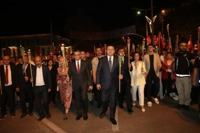 Büyük Zafer’in 103. yılı bayrak yürüyüşü ve fener alayı ile taçlandı
