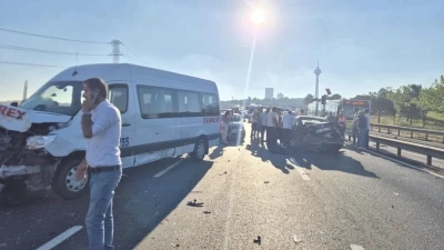 B&uuml;y&uuml;k&ccedil;ekmece&rsquo;de 2 aracın karıştığı kazada 1&rsquo;i ağır 4 kişi yaralandı
