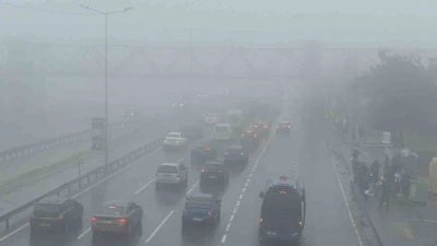 B&uuml;y&uuml;k&ccedil;ekmece&rsquo;de aniden bastıran sis nedeniyle g&ouml;r&uuml;ş mesafesi d&uuml;şt&uuml;
