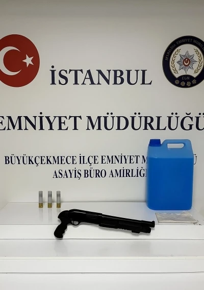 Büyükçekmece’de aynı şahsa ait iş yerini kundakladılar, diğerini de kurşunladılar: O anlar kamerada
