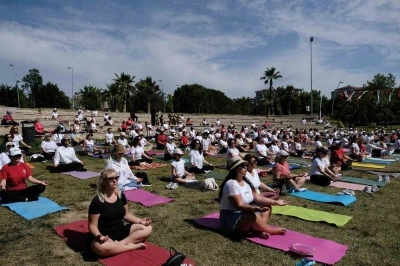 B&uuml;y&uuml;k&ccedil;ekmece&rsquo;de D&uuml;nya Yoga G&uuml;n&uuml;&rsquo;ne &ouml;zel y&uuml;zlerce kadın yoga yaptı
