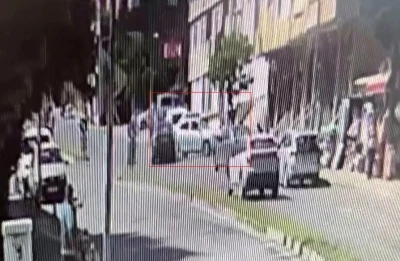B&uuml;y&uuml;k&ccedil;ekmece&rsquo;de ehliyetsiz s&uuml;r&uuml;c&uuml; durağa daldı: 1 ağır yaralı
