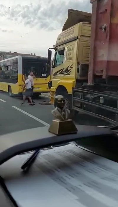 Büyükçekmece’de İETT otobüsüne kamyon çarptı: 9 hafif yaralı
