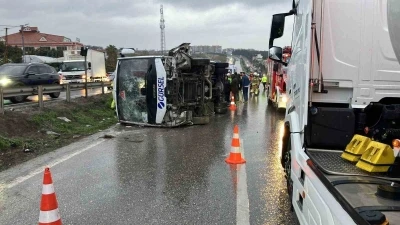 B&uuml;y&uuml;k&ccedil;ekmece&rsquo;de iş&ccedil;i servisi devrildi: 1 &ouml;l&uuml;, 9 yaralı
