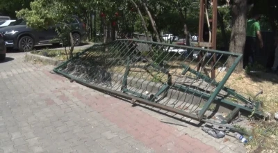 B&uuml;y&uuml;k&ccedil;ekmece&rsquo;de ortaokul &ouml;n&uuml;nde yaşanan kazada faciadan d&ouml;n&uuml;ld&uuml;: 2&rsquo;si &ccedil;ocuk 6 yaralı
