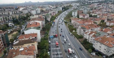 Büyükçekmece E-5’te devrilen tır nedeniyle yol kapandı
