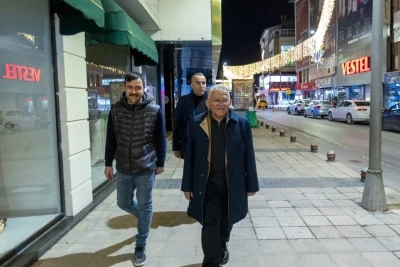 B&uuml;y&uuml;kkılı&ccedil;, Millet Caddesi&rsquo;nde yapımı tamamlanan aydınlatma sistemini inceledi
