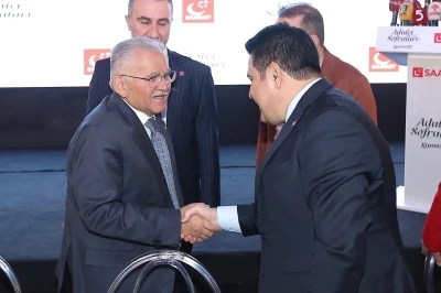 B&uuml;y&uuml;kkılı&ccedil;, &ouml;ğrenciler ve siyasi parti temsilcileri ile iftar sofralarında buluştu
