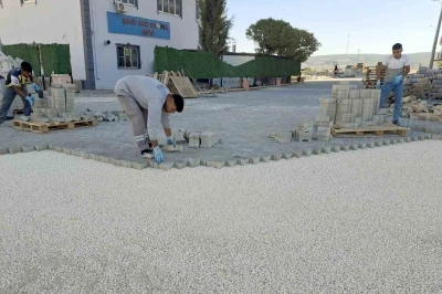 Büyükşehir Belediyesi, Araban’da kilitli parke taşı döşeme çalışmalarına başladı
