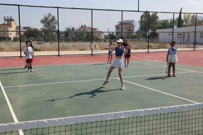 Büyükşehir Belediyesi Döşemealtı’nda yeni tenis kursu açtı
