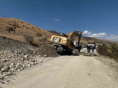 Büyükşehir Belediyesi ekipleri kış öncesi mahalle köy yolları için seferber oldu

