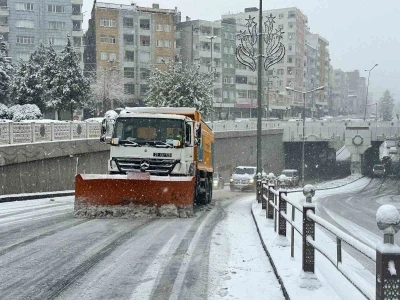 B&uuml;y&uuml;kşehir Belediyesi tuzlama ve kar k&uuml;reme &ccedil;alışması y&uuml;r&uuml;t&uuml;yor
