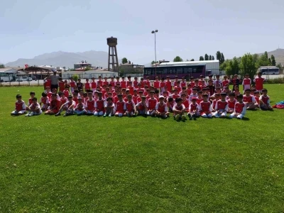 Büyükşehir Belediyespor’dan Vanspor’a altyapı desteği
