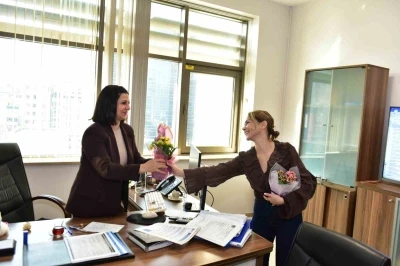 B&uuml;y&uuml;kşehir&rsquo;den kadın &ccedil;alışanlara &ccedil;i&ccedil;ek jesti
