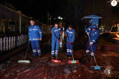 B&uuml;y&uuml;kşehir ekipleri gece boyunca temizlik &ccedil;alışması ger&ccedil;ekleştirdi
