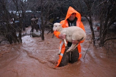 B&uuml;y&uuml;kşehir ekipleri yağmur ve fırtınaya karşı seferber oldu
