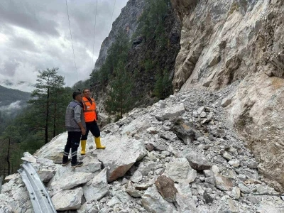 B&uuml;y&uuml;kşehir ekiplerinden Alacami yolunda heyelan &ccedil;alışması
