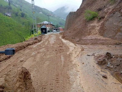 B&uuml;y&uuml;kşehir, heyelanın kapattığı yolları yeniden ulaşıma a&ccedil;tı
