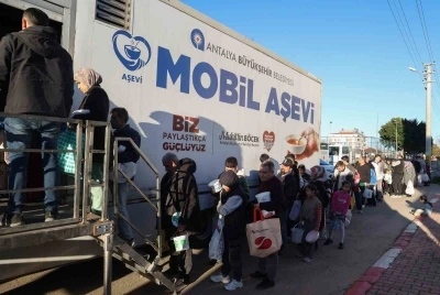 B&uuml;y&uuml;kşehir Mobil Aşevi&rsquo;nden sıcak yemek ikramı
