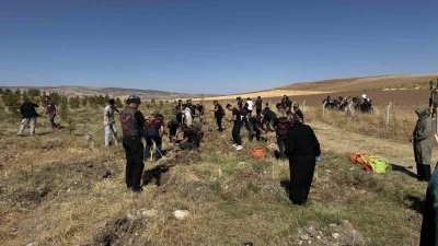 Büyükşehir, Sarımsaklı’da bin 500 fidanı toprakla buluşturdu
