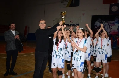B&uuml;y&uuml;kşehir Spor A.Ş. Kız Hentbol Takımı, Kayseri İl Birincisi oldu
