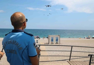 B&uuml;y&uuml;kşehir zabıtası Konyaaltı Sahili&rsquo;nde dron desteğiyle denetimlerini s&uuml;rd&uuml;r&uuml;yor
