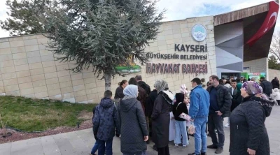 B&uuml;y&uuml;kşehirin hayvanat bah&ccedil;esi bayramda doldu taştı
