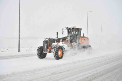 B&uuml;y&uuml;kşehirin karla m&uuml;cadele ekipleri tam kadro sahada

