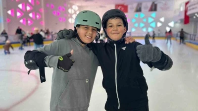Buz pateni pisti yarıyıl tatilinde &ccedil;ocukların uğrak noktası oldu

