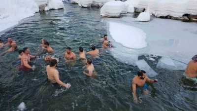 Buz tutan suda y&uuml;zerek eğlendiler
