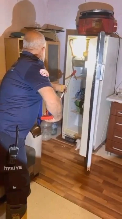 Buzdolabının i&ccedil;erisine giren yılanı itfaiye ekipleri &ccedil;ıkardı
