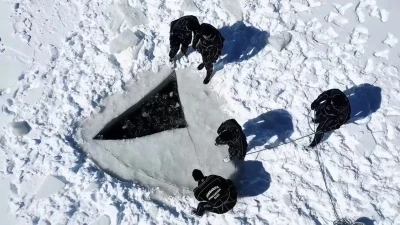 Buzla kaplı g&ouml;lette nefes kesen dalış
