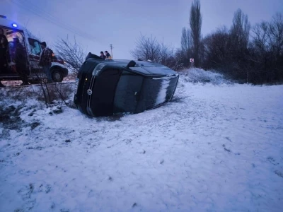 Buzlanan yolda kayan minib&uuml;s şarampole devrildi
