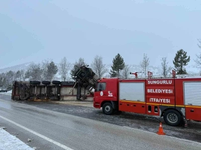 Buzlanan yolda kayan tır devrildi: 1 yaralı
